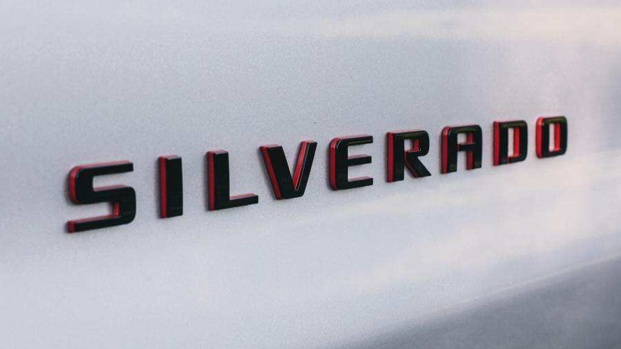 Логотип Chevrolet Silverado 1500 Redline Crew Cab 2017 года  (фото 17 из 26)